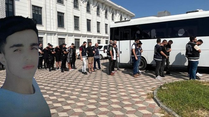 4 iş yerini kurşunlayıp bir gencin ölümüne sebep olan 12 kişi yakalandı! 4 iş yerini kurşunlayıp bir gencin ölümüne sebep olan 12 kişi yakalandı!