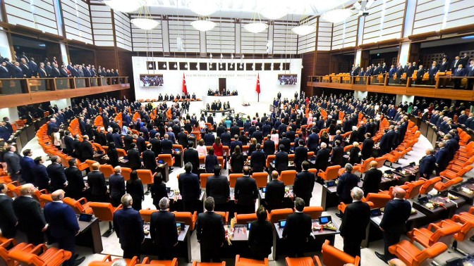14 Mayıs Genel Seçimlerin ardından geçen 7 aylık süreçte Türkiye Büyük Millet Meclisine seçilen 600 milletvekilinden 61’i partisinden istifa etti.