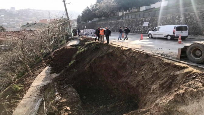 Asri Mezarlık Yolunda Taş Duvar Yapımına Başlandı