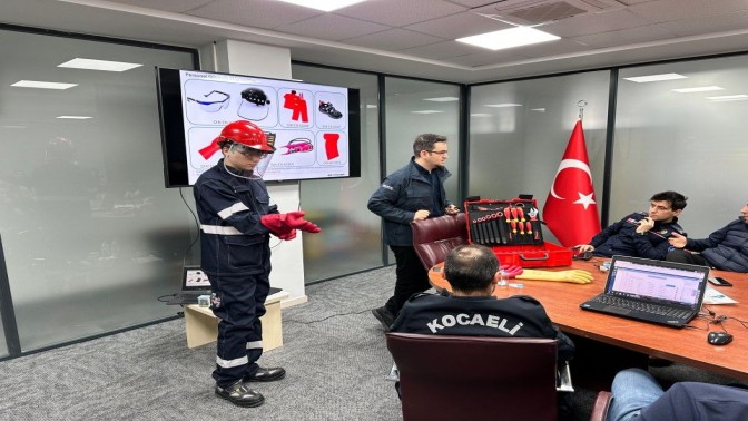 Büyükşehir İtfaiyesine elektrikli araç yangınları eğitimi