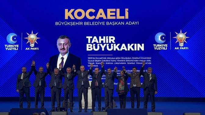 Cumhurbaşkanı Erdoğan, Tahir Büyükakının elini böyle kaldırdı
