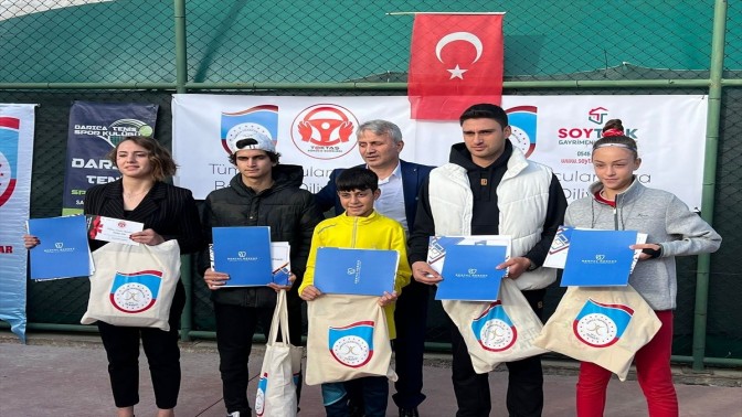 Darıcada milli sporcular hamsi etkinliğiyle kutlandı