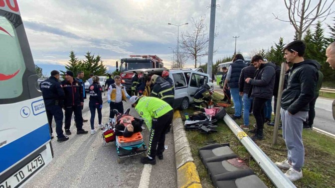 Direksiyon başında fenalaşan sürücü direğe çarptı : 1 ölü 2 yaralı