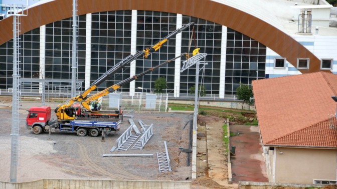 Gebze’deki Yeni Futbol Sahasının Aydınlatma Direkleri Dikildi