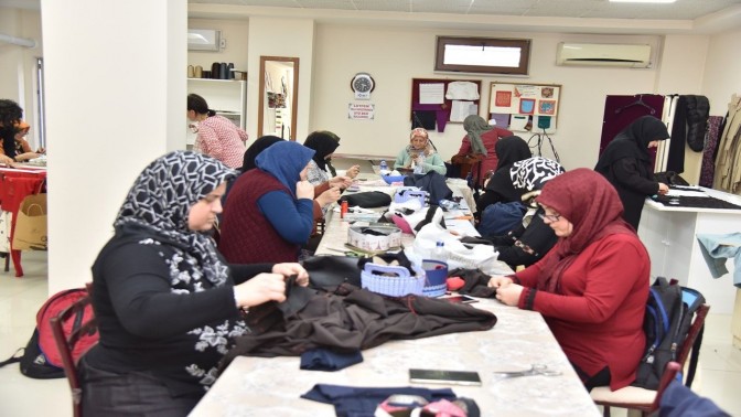 Hem meslek öğreniyor, hem de ev ekonomisine destek sağlıyorlar Hem meslek öğreniyor, hem de ev ekonomisine destek sağlıyorlar