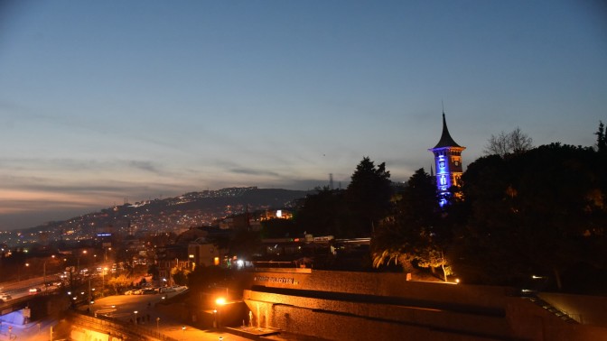 İzmit Belediyesi otizmliler için Saat Kulesi’nde mavi ışık yaktı