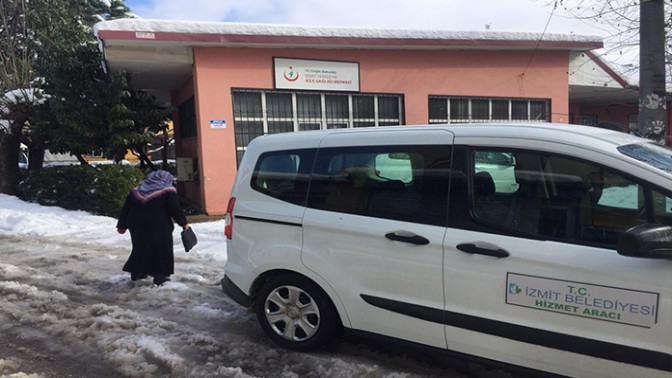 İzmit Belediyesinden Yaşlı Kadına Covid 19 Desteği