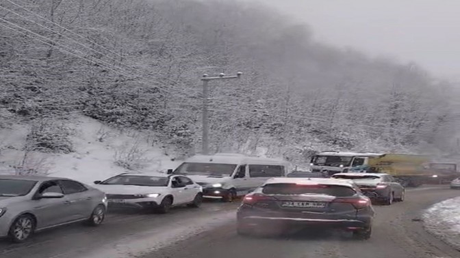 Kartepe’ye akın edenler uzun araç kuyrukları oluşturdu