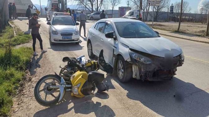 Otomobil ile çarpışan motosikletli yaralandı!