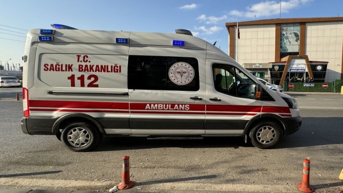 Polis Merkezi karşısında bulunan börekçide çalışan bir kişi bıçaklandı.