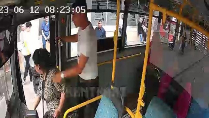 Tartakladığı kadını otobüsten indiren şoför: Kendisinden bin kere özür diliyorum