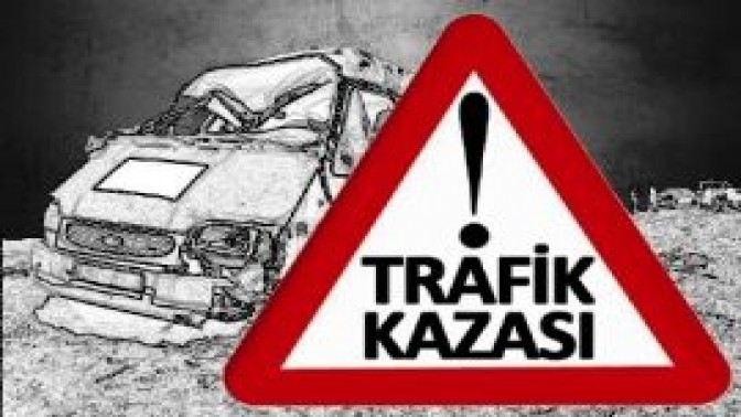 Tırla çarpışan aracın kapısı koptu, yolcu yola düştü! Tırla çarpışan aracın kapısı koptu, yolcu yola düştü!