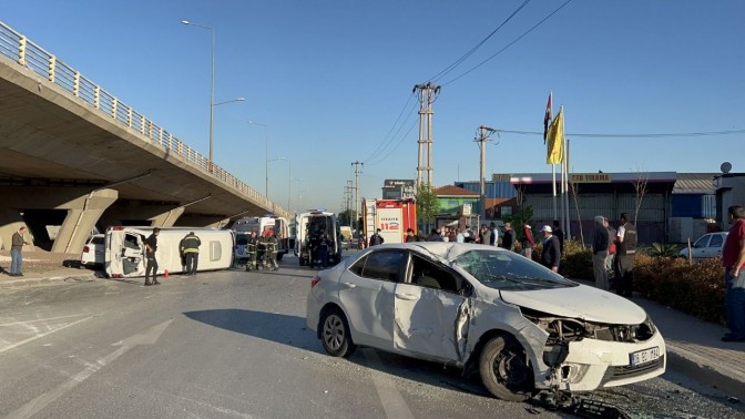 Zincirleme kazada 5 kişi yaralandı… Devrilen servis minibüsünün şoförü olay yerinden kaçtı!