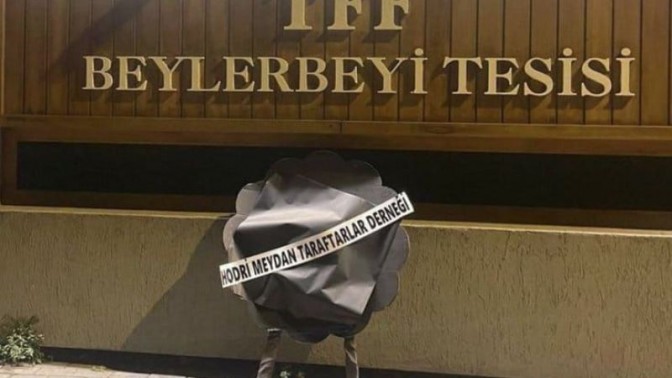 Hodri Meydan’dan TFF’ye siyah çelenk! Hodri Meydan’dan TFF’ye siyah çelenk!